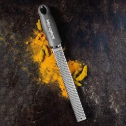 Grattugia Microplane Serie Premium Lama Zester Grigio Antracite 46743 -Peroni Kitchen Negozio grattugia microplane serie premium lama zester antracite 46743 2