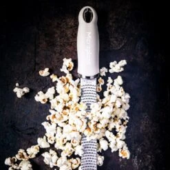 Grattugia Microplane 46323 Zester Premium Classic Avorio 9 Grattugia Microplane 46323 Zester Premium Classic Avorio -Peroni Kitchen Negozio grattugia microplane serie premium lama zester avorio 46323 2