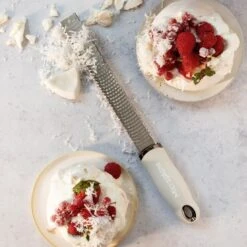 Grattugia Microplane 46323 Zester Premium Classic Avorio 10 Grattugia Microplane 46323 Zester Premium Classic Avorio -Peroni Kitchen Negozio grattugia microplane serie premium lama zester avorio 46323 3