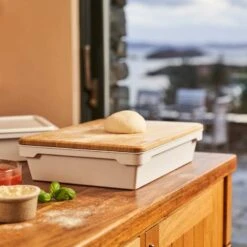 Ooni Tagliere E Copri Contenitore Da Lievitazione Impasto In Legno Bambù 42,5x32,5cm H1,3cm -Peroni Kitchen Negozio ooni tagliere e copri contenitore da lievitazione impasto in legno 425x325cm h13cm 5