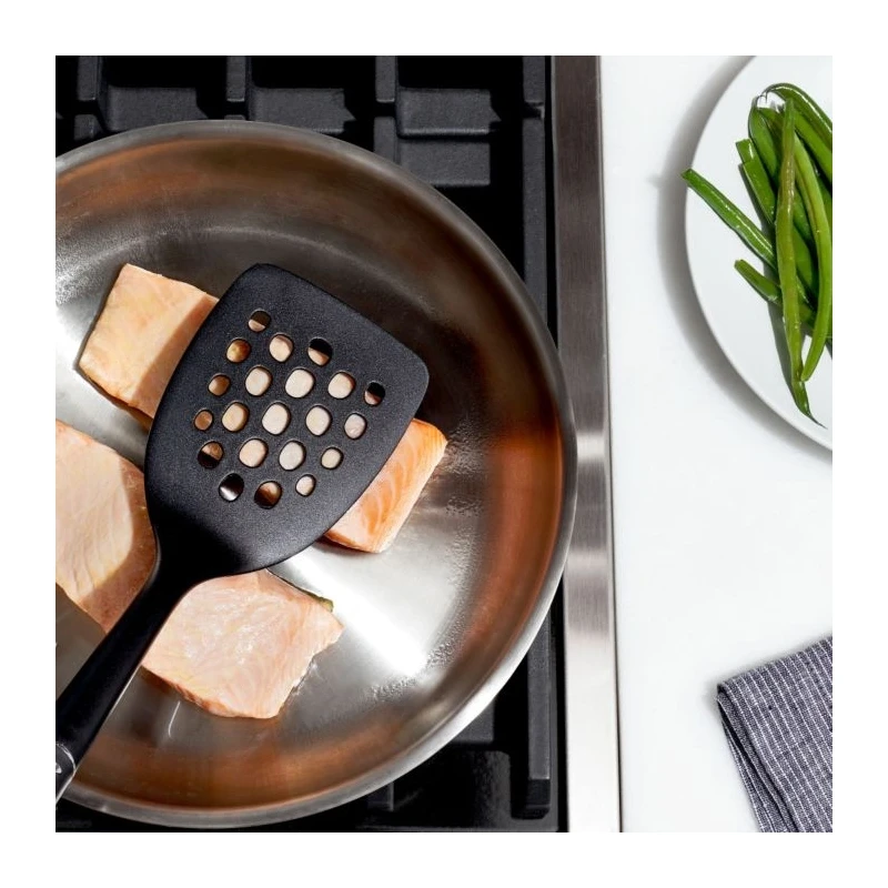 Paletta Quadrata Forata In Nylon 33cm Oxo Good Grips 2 Paletta Quadrata Forata In Nylon 33cm Oxo Good Grips - immagine 2