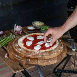 Pizza Board Friends Tagliere Per Pizza Rotondo M Ø29cm In Legno Boska -Peroni Kitchen Negozio pizza friends tagliere per pizza rotondo m 29cm in legno boska 3
