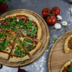 Pizza Board Friends Tagliere Per Pizza Rotondo XXL Ø47cm In Legno Boska -Peroni Kitchen Negozio pizza friends tagliere per pizza rotondo xxl o47cm in legno boska 3