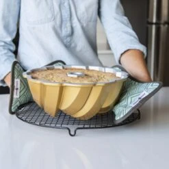 Presina Per Bundt Cake In Cotone E Silicone NW02141 Nordic Ware -Peroni Kitchen Negozio presina per bundt cake in cotone e silicone nw02141 nordic ware 3