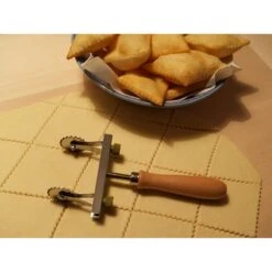 ROTELLA TAGLIA PASTA REGOLABILE 2 LAME DENTATE IN ACCIAIO E MANICO IN LEGNO 4 ROTELLA TAGLIA PASTA REGOLABILE 2 LAME DENTATE IN ACCIAIO E MANICO IN LEGNO -Peroni Kitchen Negozio rotella taglia pasta 2 lame dentate in acciaio e manico in legno 1