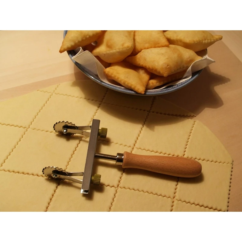 ROTELLA TAGLIA PASTA REGOLABILE 2 LAME DENTATE IN ACCIAIO E MANICO IN LEGNO 2 ROTELLA TAGLIA PASTA REGOLABILE 2 LAME DENTATE IN ACCIAIO E MANICO IN LEGNO - immagine 2