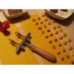 ROTELLA TAGLIA PASTA REGOLABILE 2 LAME DENTATE IN ACCIAIO E MANICO IN LEGNO 5 ROTELLA TAGLIA PASTA REGOLABILE 2 LAME DENTATE IN ACCIAIO E MANICO IN LEGNO -Peroni Kitchen Negozio rotella taglia pasta 2 lame dentate in acciaio e manico in legno 2