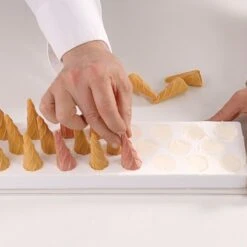 FIAMMA Stampo Gelato In Silicone 26 Impronte Ø3cm H3,5cm + Vassoio Silikomart 12 FIAMMA Stampo Gelato In Silicone 26 Impronte Ø3cm H3,5cm + Vassoio Silikomart -Peroni Kitchen Negozio stampo fiamma silikomart 5