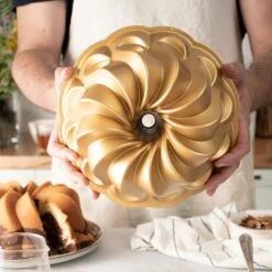 Stampo PIROUETTE BUNDT PAN 24,63cm H10,16cm 2,4 Litri NW96377 Nordic Ware -Peroni Kitchen Negozio stampo pirouette bundt pan 2463cm h1016cm 24 litri nw96377 nordic ware 2