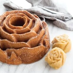 Stampo ROSE BUNDT PAN Ø22,8cm H9,6cm NW54148 Nordic Ware -Peroni Kitchen Negozio stampo rose bundt pan nw54148 10 cups nordic ware 2