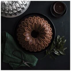 Stampo STAINED GLASS BUNDT Ø25,9cm H7,9cm NW88737 Nordic Ware 9 Stampo STAINED GLASS BUNDT Ø25,9cm H7,9cm NW88737 Nordic Ware -Peroni Kitchen Negozio stampo stained glass bundt nordic ware 3