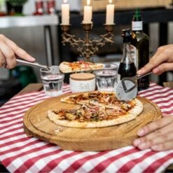 Pizza Board Friends Tagliere Per Pizza Rotondo L Ø34cm In Legno Boska -Peroni Kitchen Negozio tagliere ppizza tdoquercia cm34 1