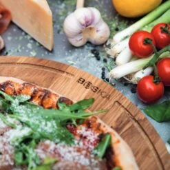 Pizza Board Friends Tagliere Per Pizza Rotondo L Ø34cm In Legno Boska -Peroni Kitchen Negozio tagliere ppizza tdoquercia cm34 5