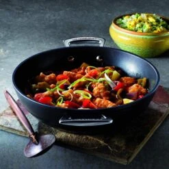 Les Forgèes Wok 32cm 2M In Alluminio Antiaderente Le Creuset -Peroni Kitchen Negozio wok 32cm in alluminio antiaderente les forgees le creuset 4